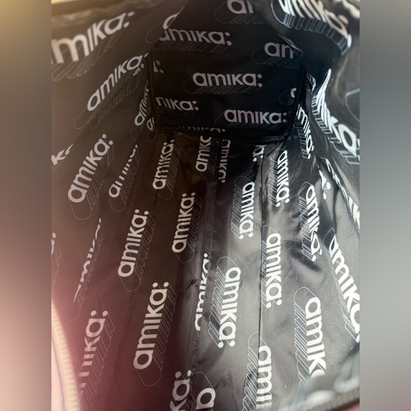 👜 Amika Duffle Bag - Picture 8 of 12